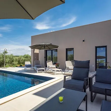 Altalune By Interhome Karpinjan