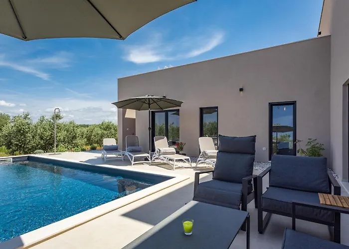 Altalune By Interhome Karpinjan